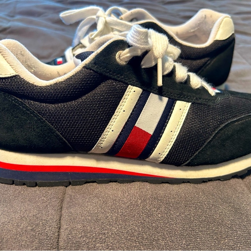 Women’s Tommy Hilfiger Sneakers- size 9 - Picture 2 of 3
